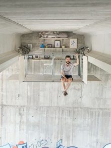 Diseñador español construye su estudio bajo un puente.