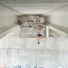 Diseñador español construye su estudio bajo un puente.